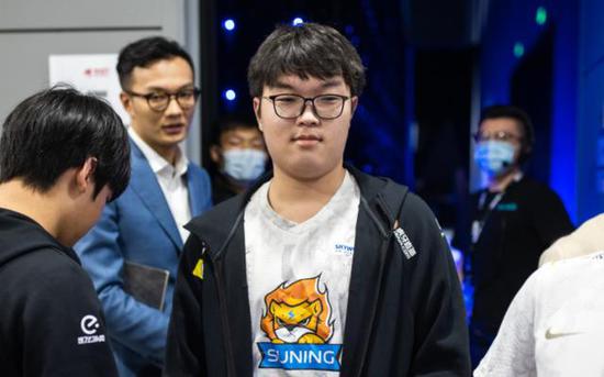 英特尔在CES 2025引领AI PC与边缘计算的未来